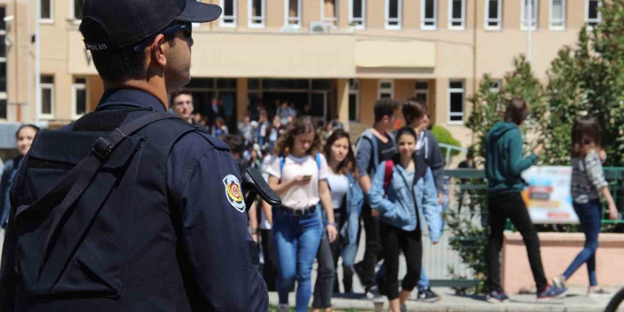 Okul önlerinde polis denetimleri başladı