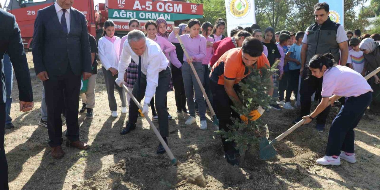 Ağrı Milli Eğitim Müdürü Kökrek, öğrencilerle birlikte ‘Yeşil Vatan’ için fidan dikti