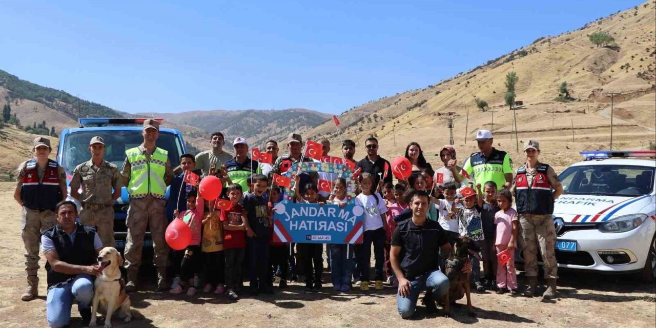 Muş’ta jandarmadan öğrencilere sürpriz ziyaret