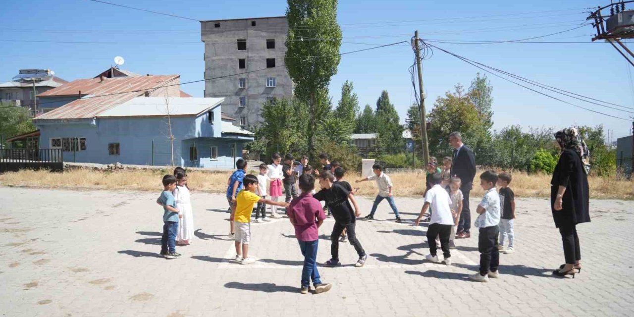 Öğrenciler zil sesi olmadan teneffüse çıktı