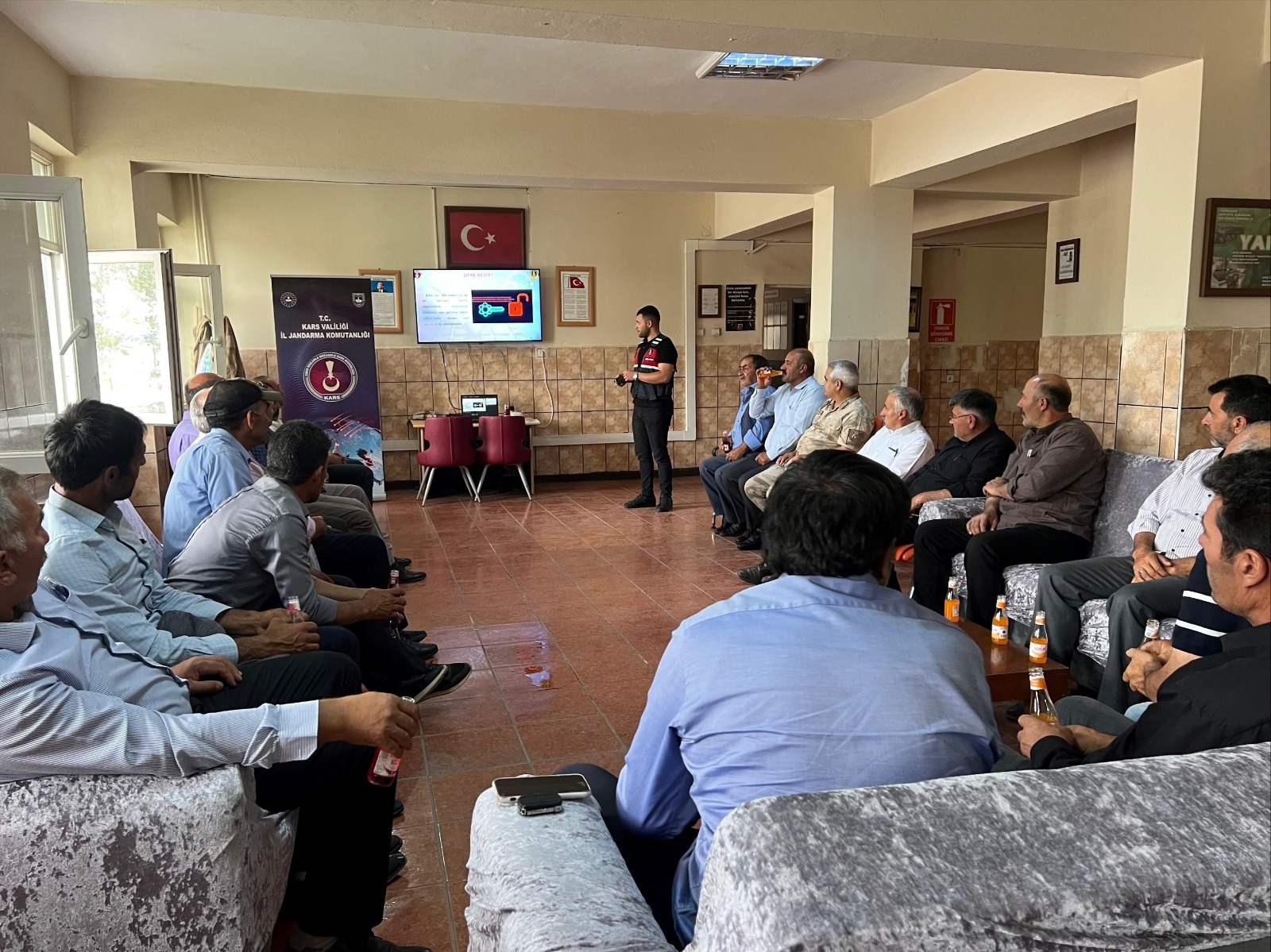 Kars’ta Köy Muhtarlarına Siber Farkındalık Eğitimi Verildi