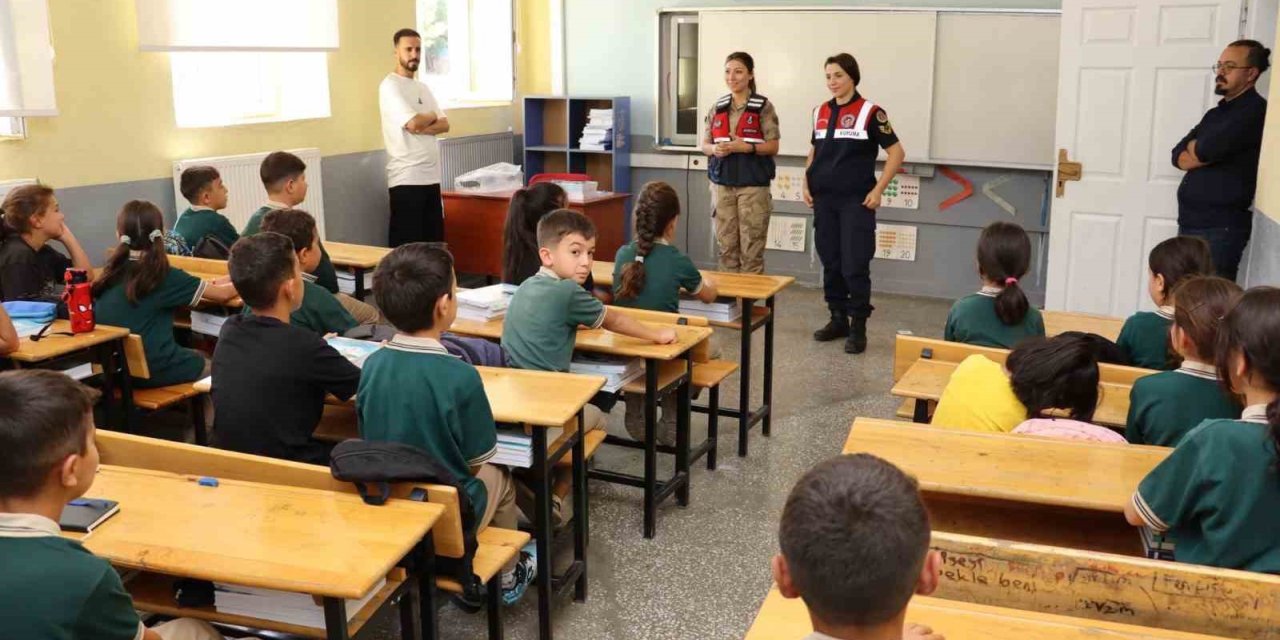 Bingöl’de jandarma öğrencilerin ilk gün heyecanına ortak oldu