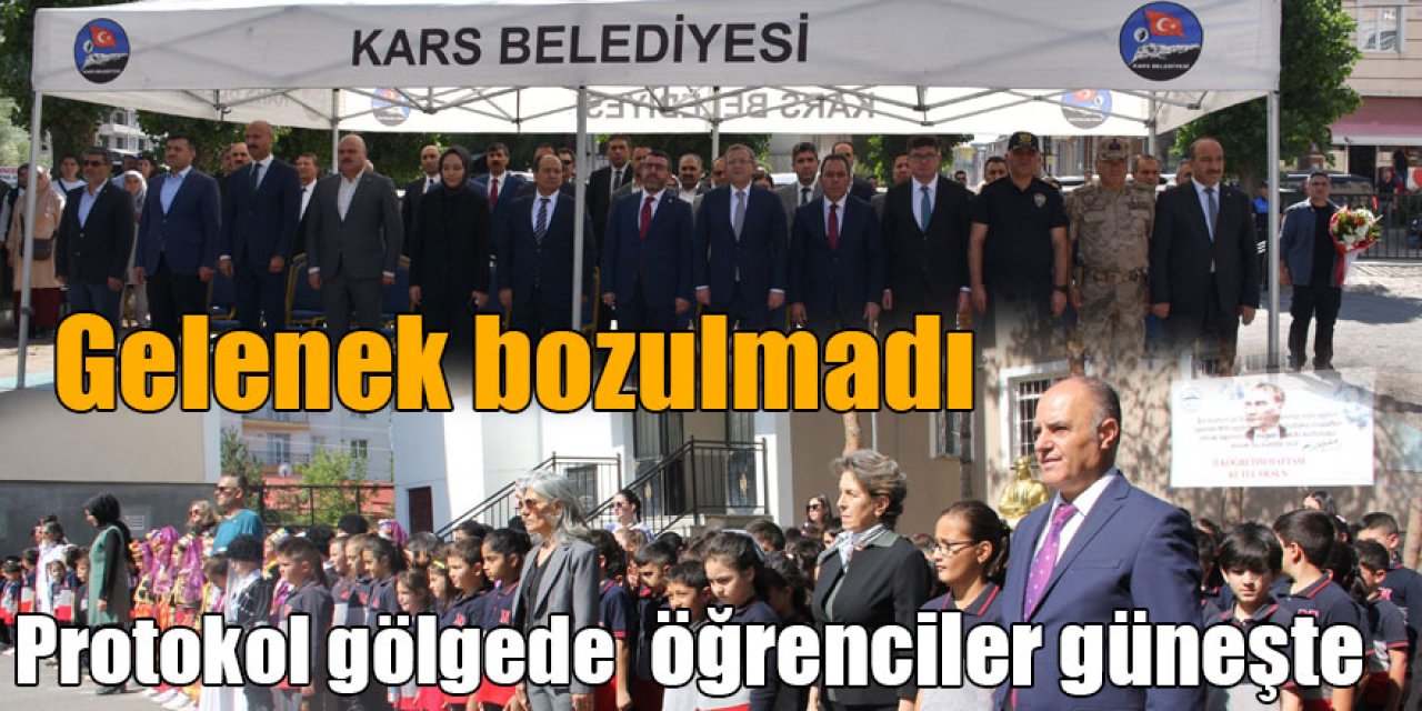Kars’ta gelenek bozulmadı: Protokol gölgede, öğrenciler güneşte!