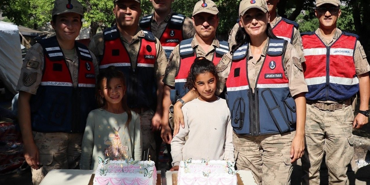 Erzincan’da jandarmadan minik kalplere doğum günü sürprizi