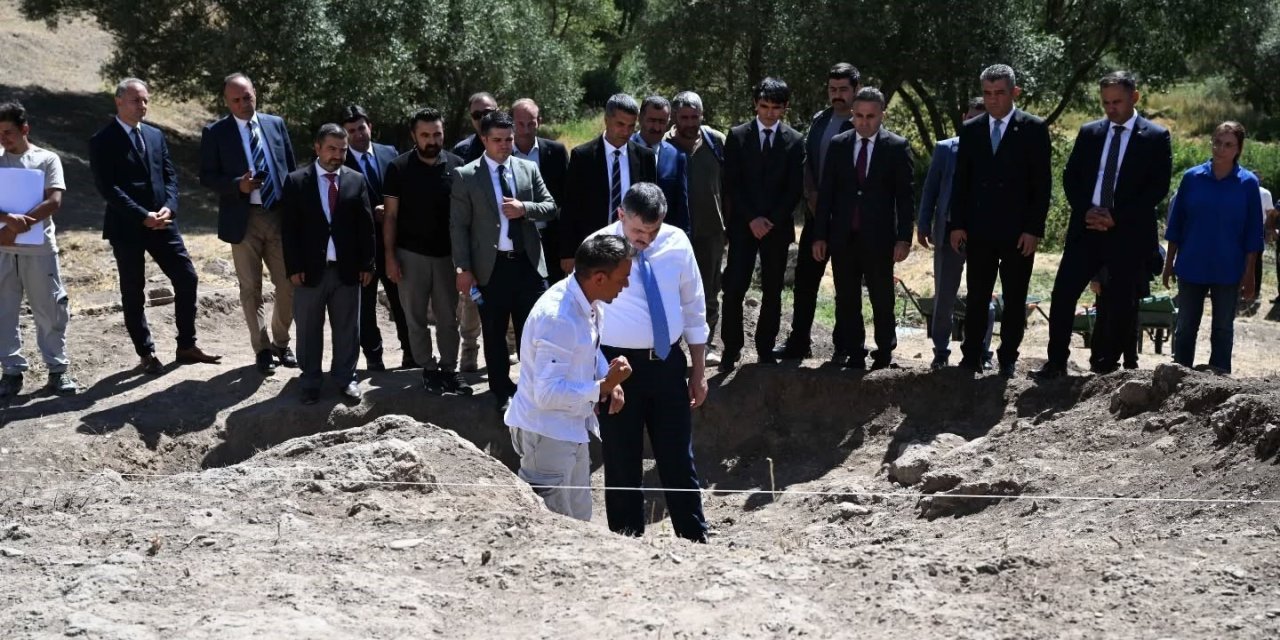 Vali Çiftçi, Hınıs Parmaksız Kale Höyüğü’nde incelemelerde bulundu