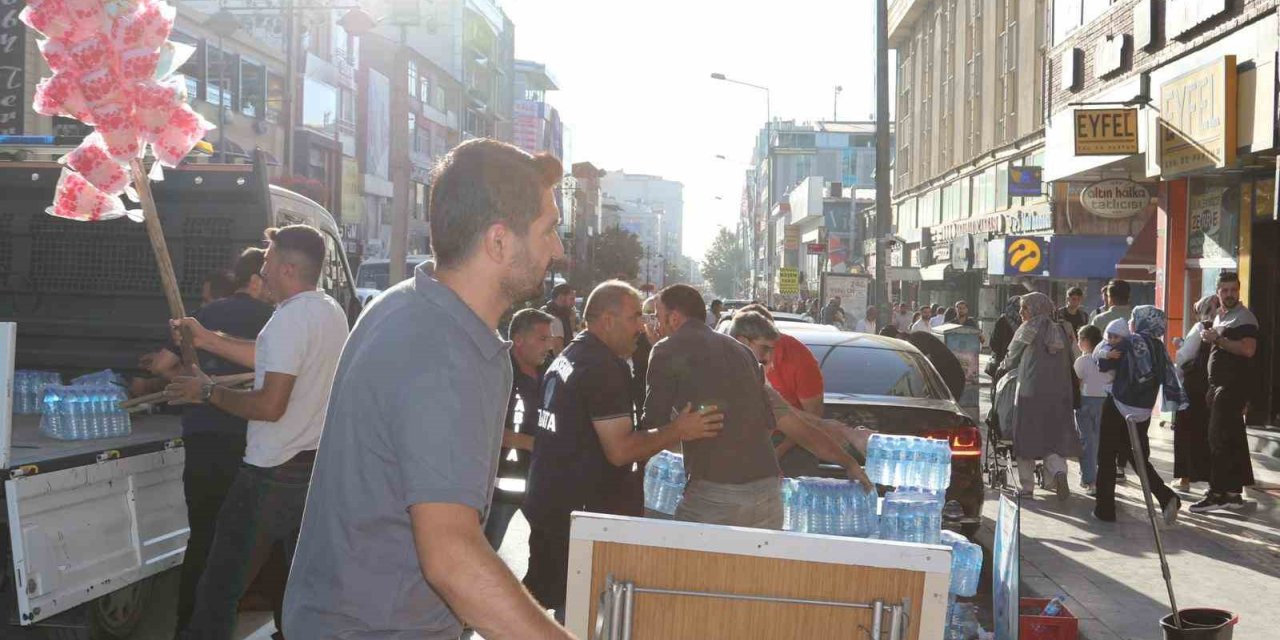 Van Büyükşehir Belediyesi kaldırım işgallerine geçit vermiyor