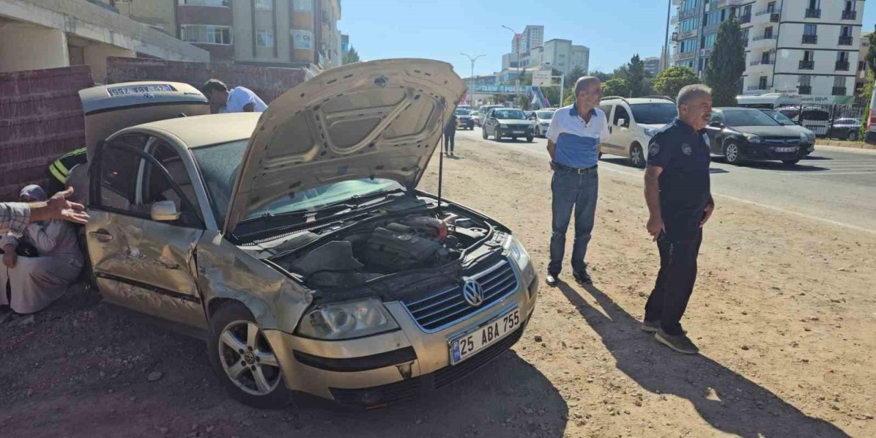 Elazığ’da otomobil ile kamyon çarpıştı