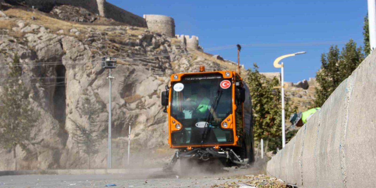 Van Büyükşehir Belediyesinden kapsamlı park temizliği