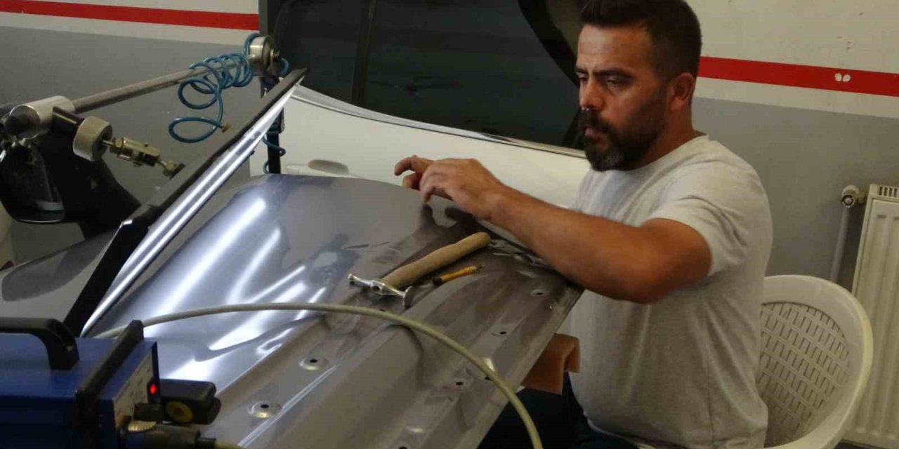 Kaporta ustası torpil ve balonla göçük düzeltiyor