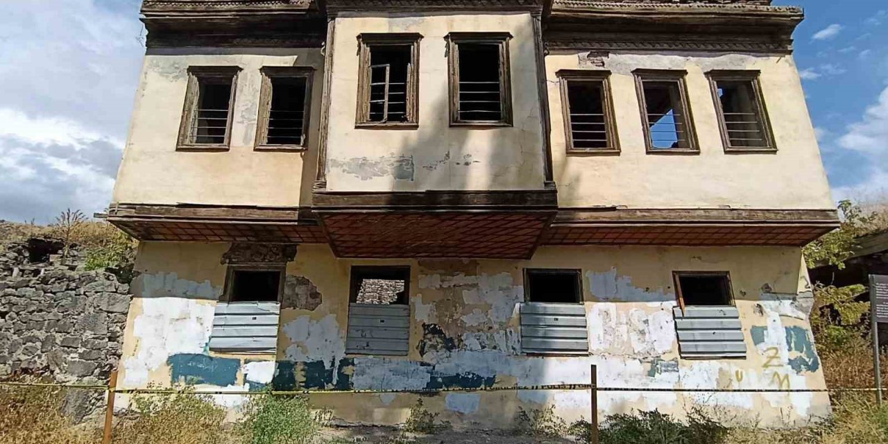 Kars’ta Tevfik Paşa Konağı gözler önünde yıkılıyor