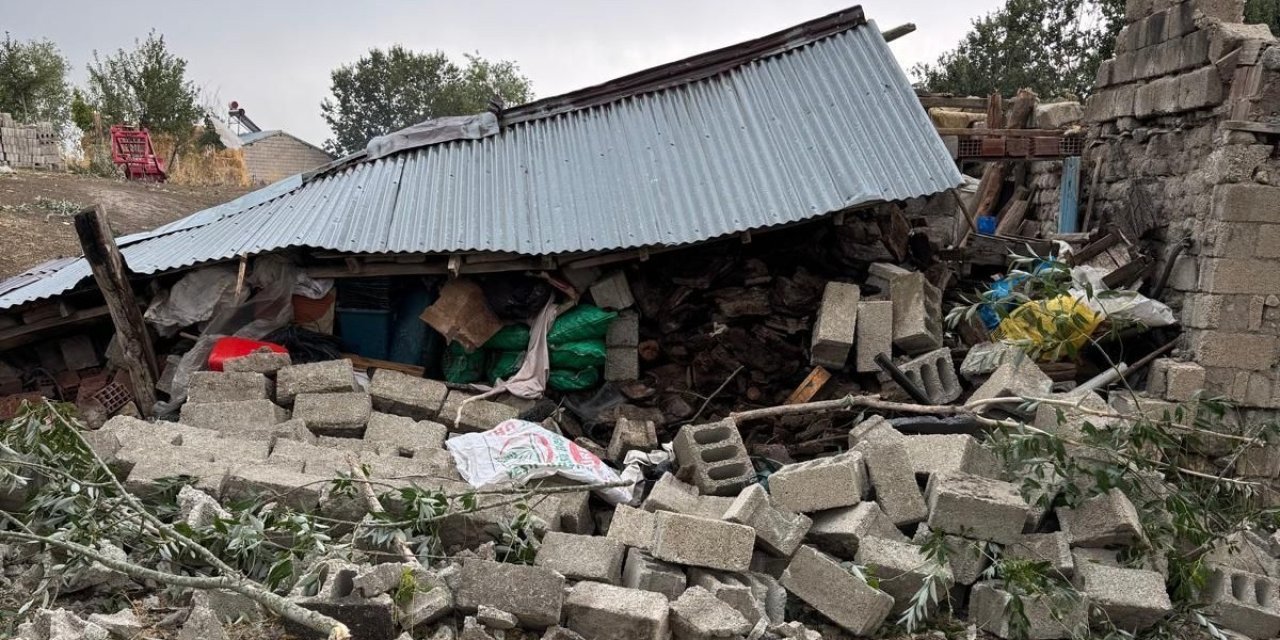 Ağrı’da fırtına çatıları uçurdu, evler ve ahırlar zarar gördü