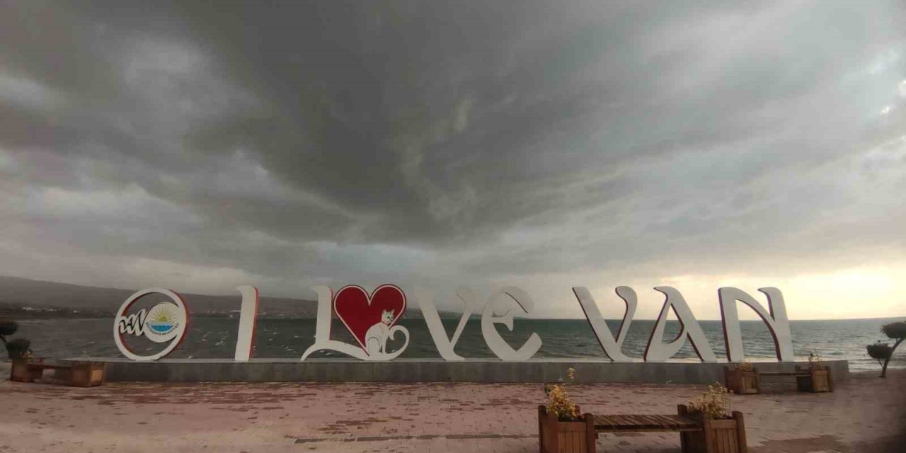 Van’da dolu ve sağanak etkili oldu: Van Gölü’nde dalgalar yükseldi