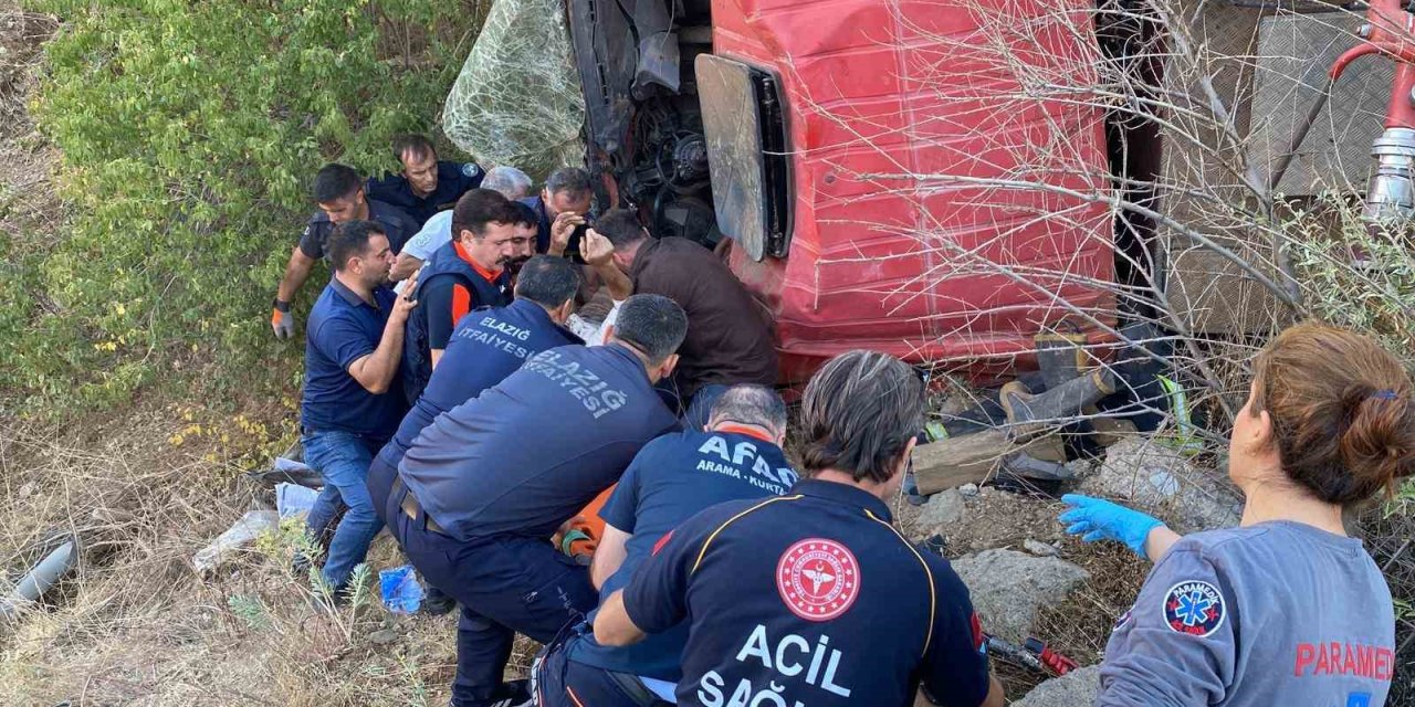 Yangına giden itfaiye aracı şarampole yuvarlandı: 2 itfaiye eri yaralı