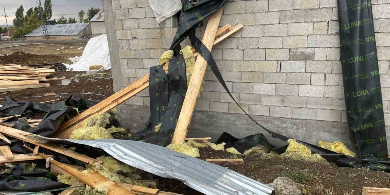 Ağrı’da fırtına çatıları uçurdu: 74 yapı zarar gördü