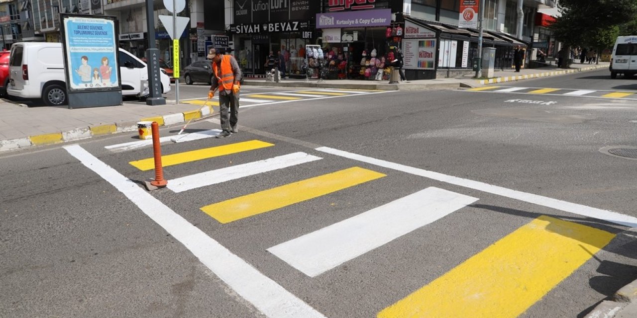 Belediye ekipleri yaya geçidi çizgilerini yeniledi