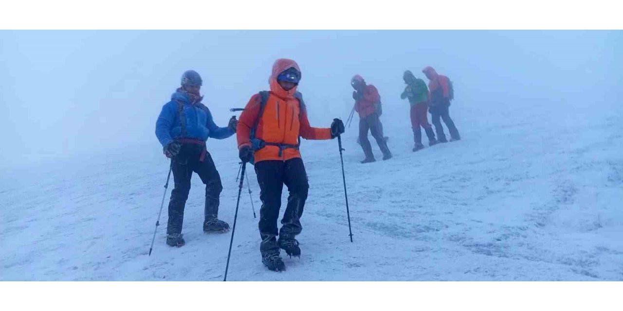 Ağrı Dağı’nda kar ve fırtına, dağcılara zorlu anlar yaşattı