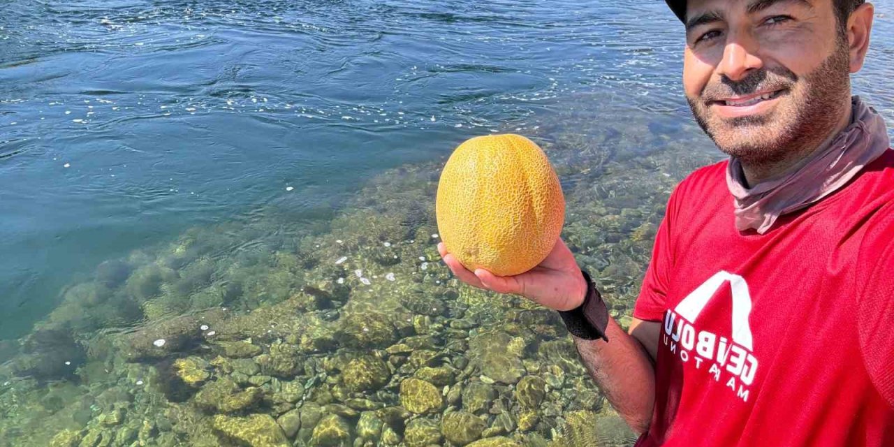 Bingöl’de doğa tutkunundan su altında meyve keyfi