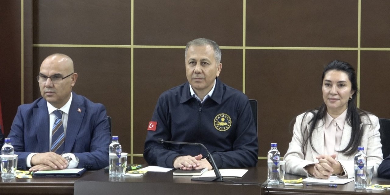 İçişleri Bakanı Yerlikaya Ağrı’da STK temsilcileriyle buluştu