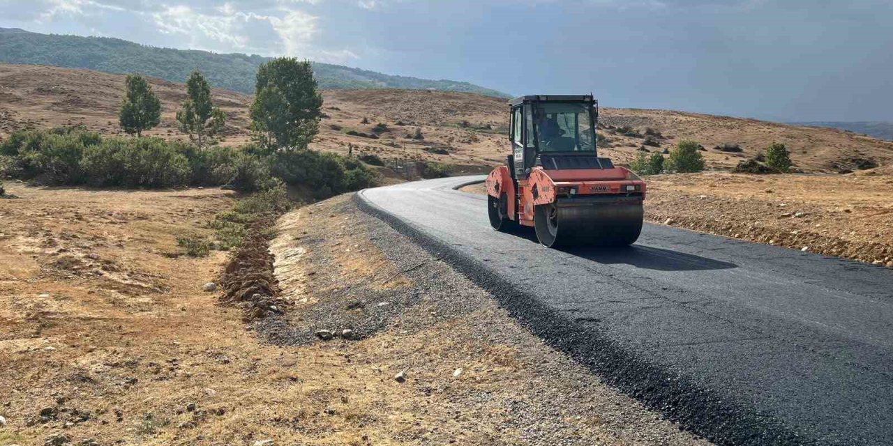Muş’ta yol yapım çalışmaları sürüyor