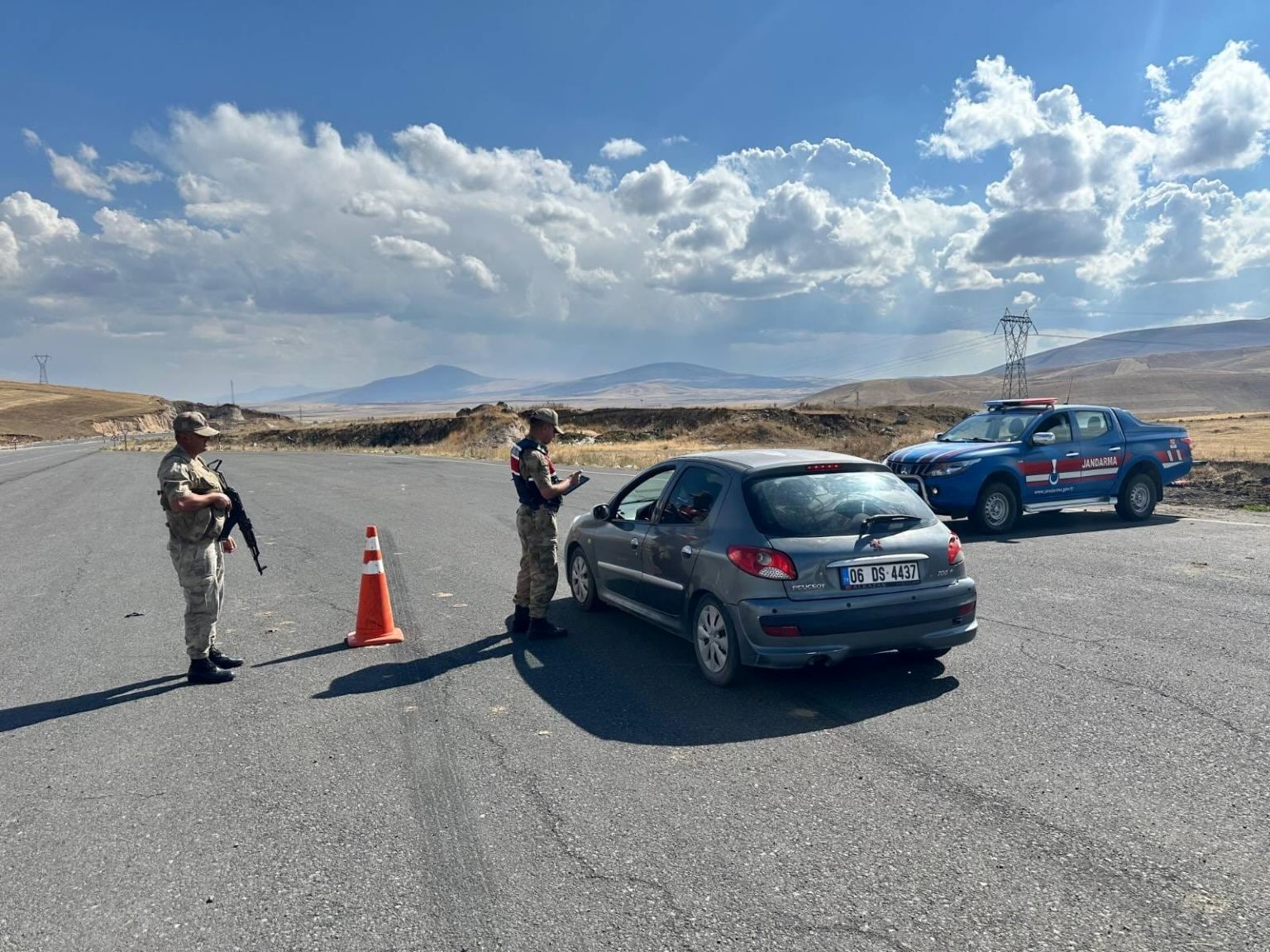 Kars'ta jandarma ekiplerinden uygulama