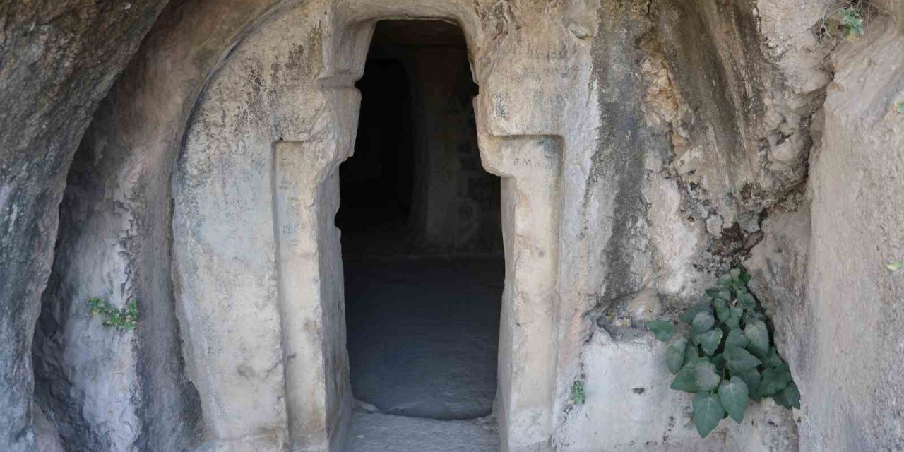 Urartu valilerine ait kaya mezarı, bir ana salon ve 3 yan odasıyla dikkat çekiyor