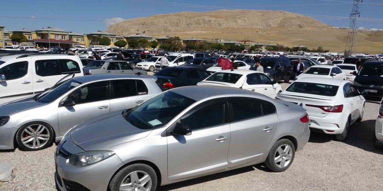 Van açık oto pazarı havaların serinlemesiyle hareketlendi