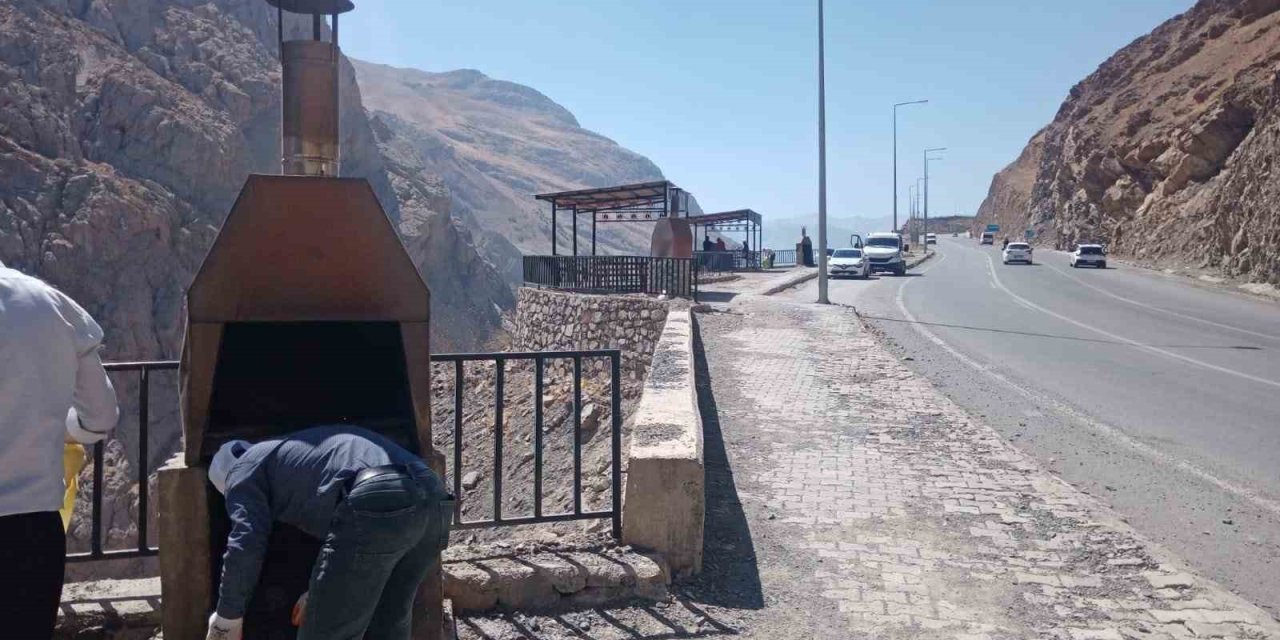 Hakkari-Van karayolunda temizlik çalışması