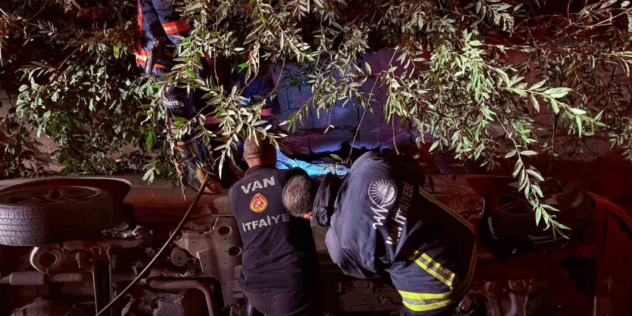 Van’da otomobil su kanalına düştü: 1 yaralı