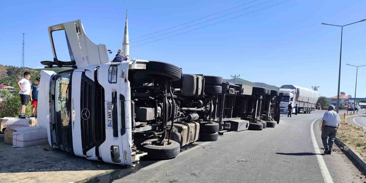 Bingöl’de saman yüklü kamyon devrildi, yol trafiğe kapandı