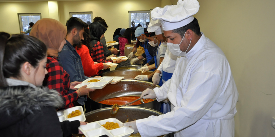 Kars Belediyesi iftar çadırı vatandaşın yüzünü güldürüyor