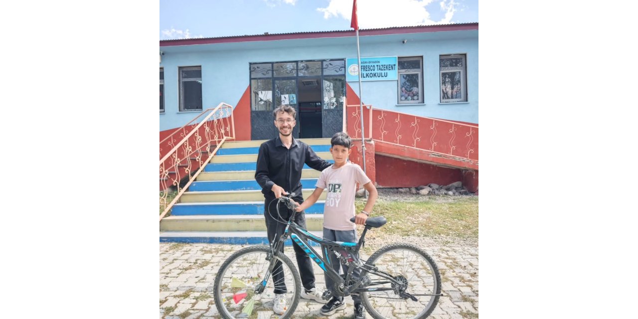 Diyadin’de başarılı öğrenciye bisiklet hediyesi