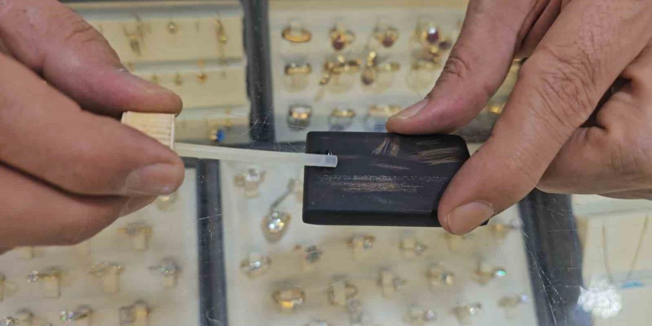 Elazığ’da kuyumculardan sahte altına karşı mihenk taşlı önlem