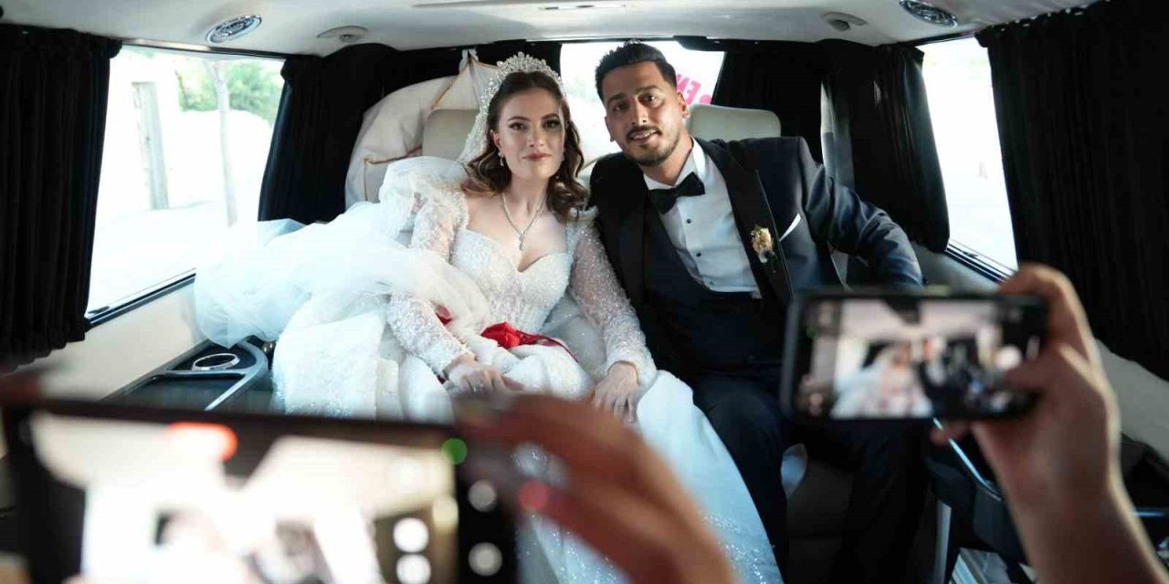 Başkanın makam aracı depremzede çiftin gelin arabası oldu