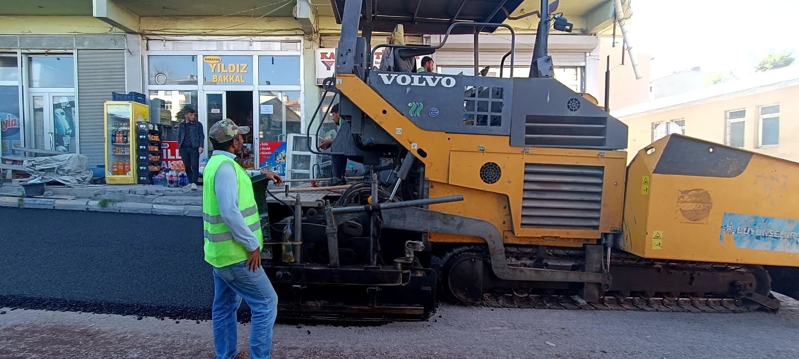 Kağızman'da sıcak asfalt çalışması devam ediyor
