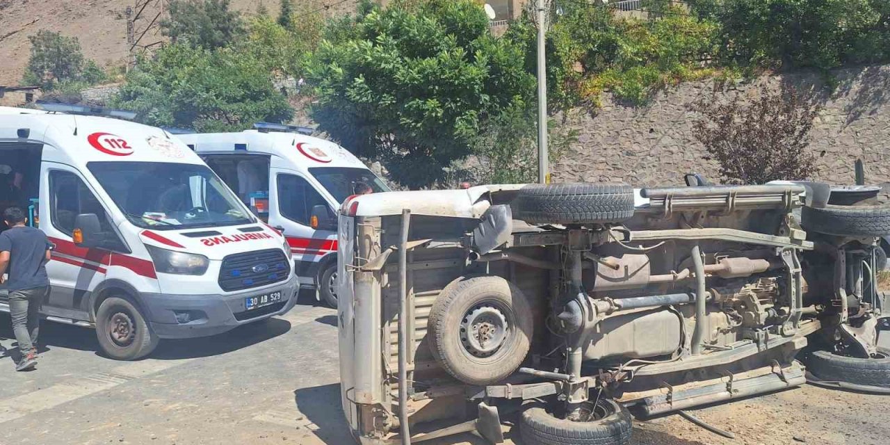 Hakkari’de kamyonet yan yattı: 1 yaralı