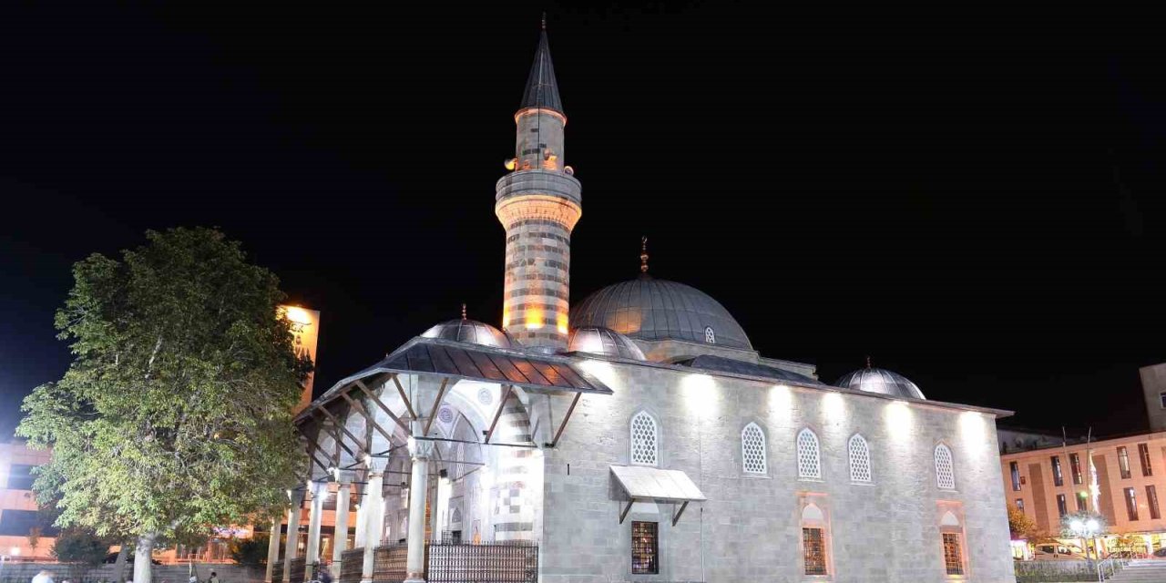 Dünya ikincisi Hafız Ali Turhan, Lala Mustafa Paşa Camii’ne atandı