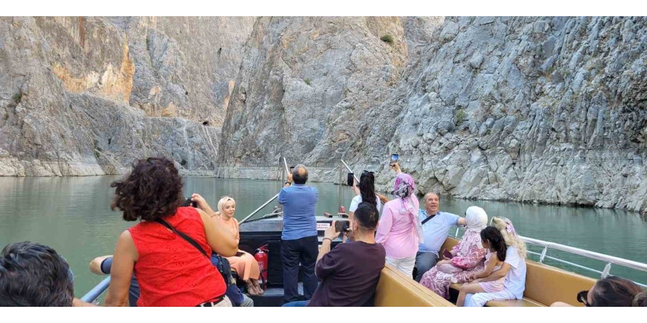 Erzincan’da dünyanın ikinci büyük kanyonunda tekne keyfi yapıp dağ keçilerini izliyorlar