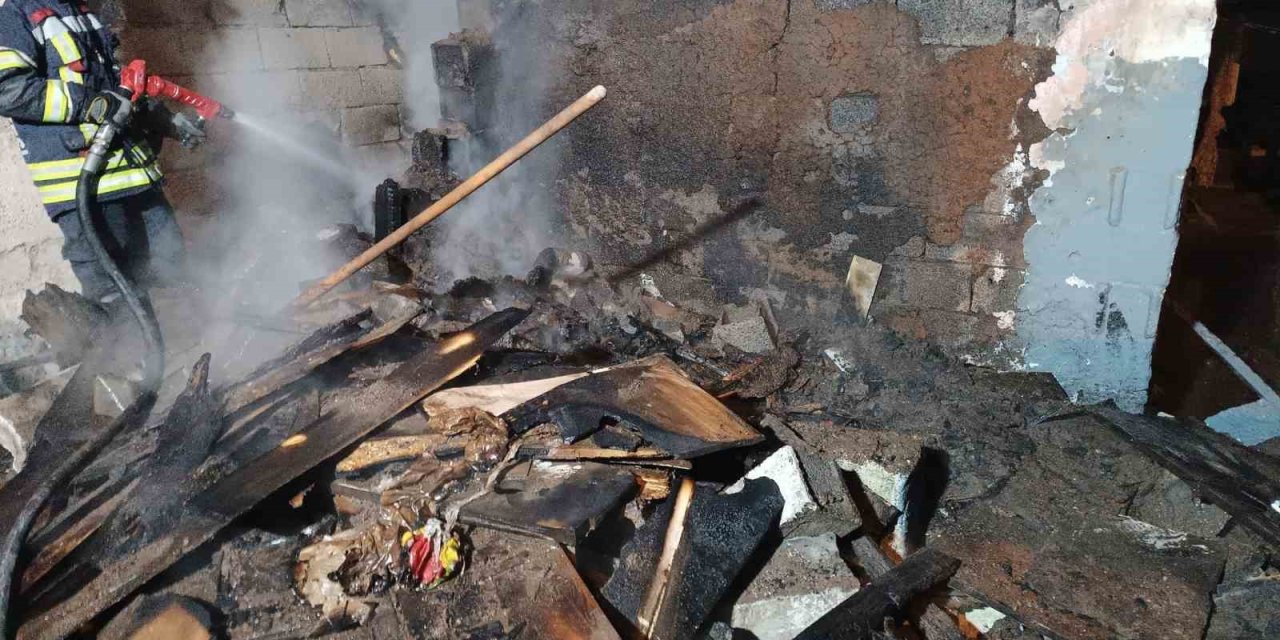 Erzurum’da eski ev cayır cayır yandı