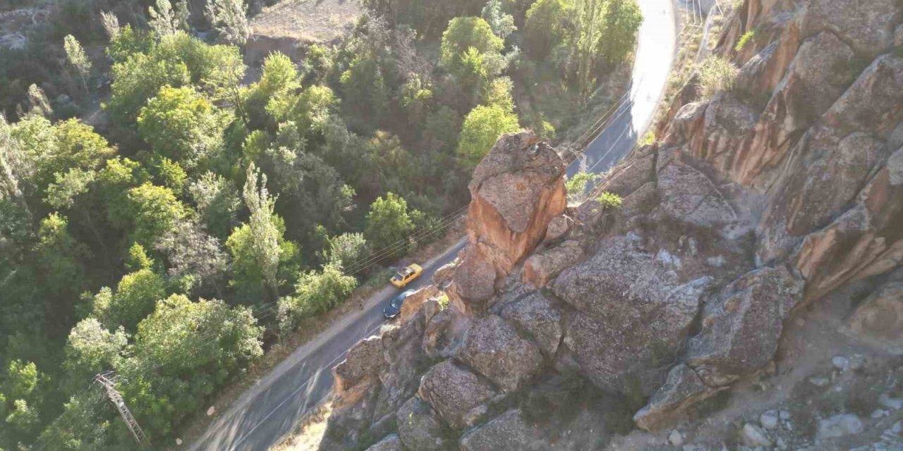 Yolun üzerindeki dev kaya korkutuyor
