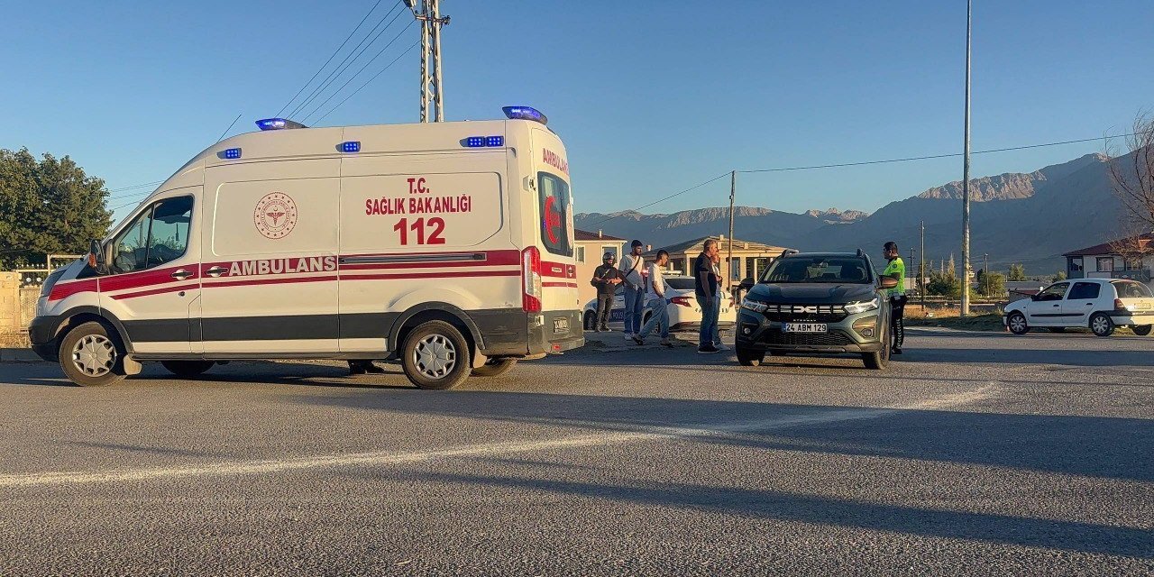 Otomobille çarpışan motosikletin sürücüsü yaralandı