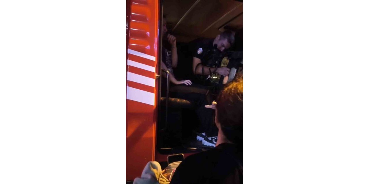 Elazığ’da asansörde mahsur kalan astım hastası öğrencilere itfaiyeden oksijen tüpüyle destek