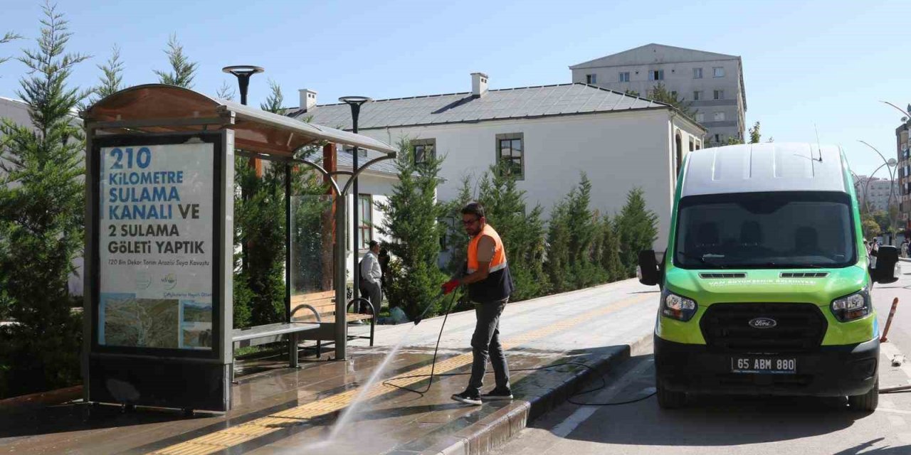 Van’da mobil temizlik ve yıkama aracıyla duraklar artık daha temiz