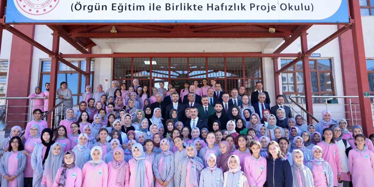 Bakan Tekin’den Erzurum’da sürpriz okul ziyareti