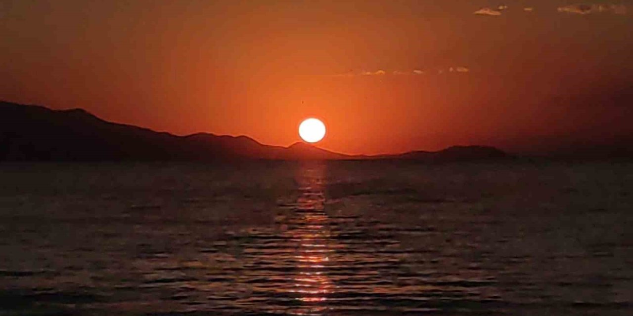 Van Gölü’nde gün batımı kartpostallık manzaralar oluşturdu