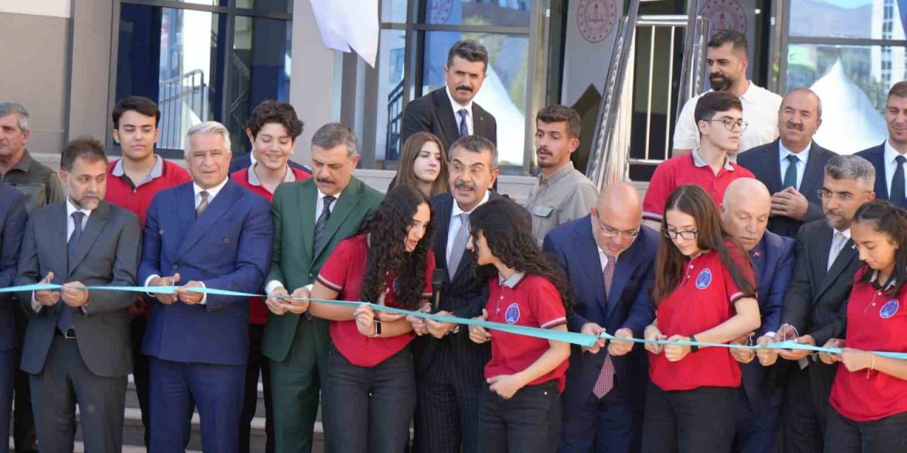 Milli Eğitim Bakanı Yusuf Tekin, Erzurum’da okul açılışını okulun öğrencileriyle birlikte yaptı