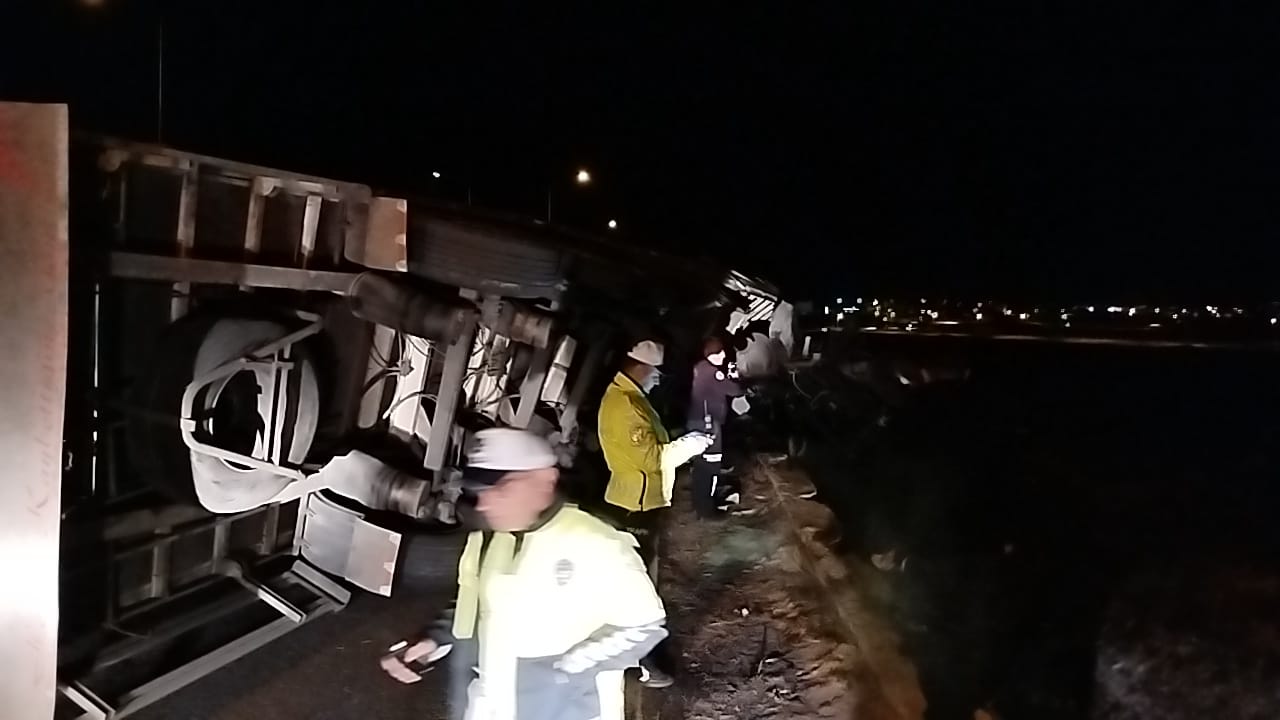 Kars’ta kaza yapan tır köprüde asılı kaldı