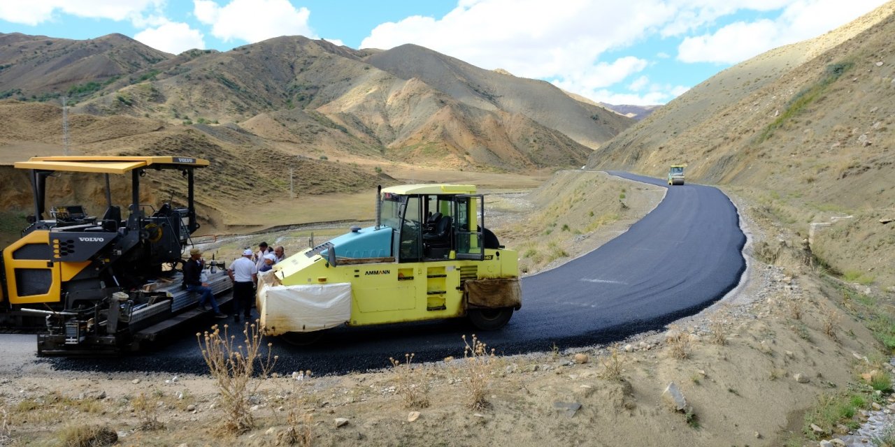 Eleşkirt’te Çatkösedağ grup köy yoluna sıcak asfalt döküldü