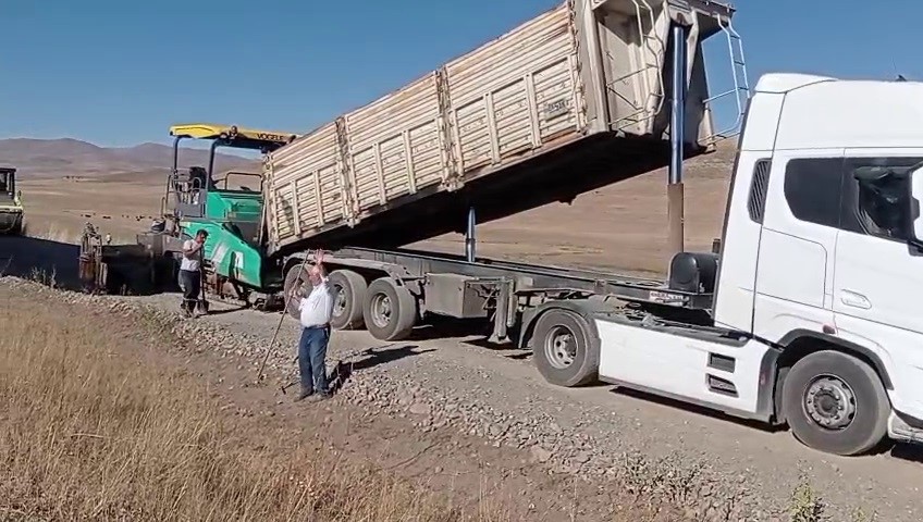 Tekman Beyköy mahalle yolu asfalta kavuştu