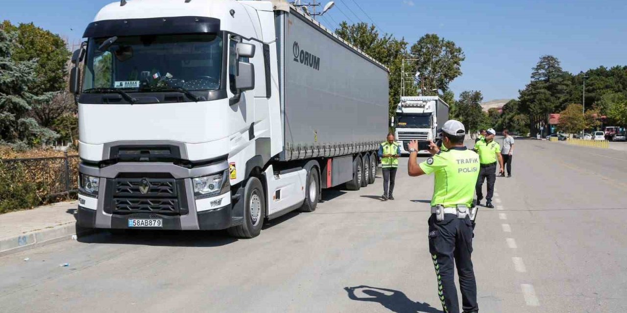 Van’da usulsüz park yapan tırlara yönelik denetim yaptı
