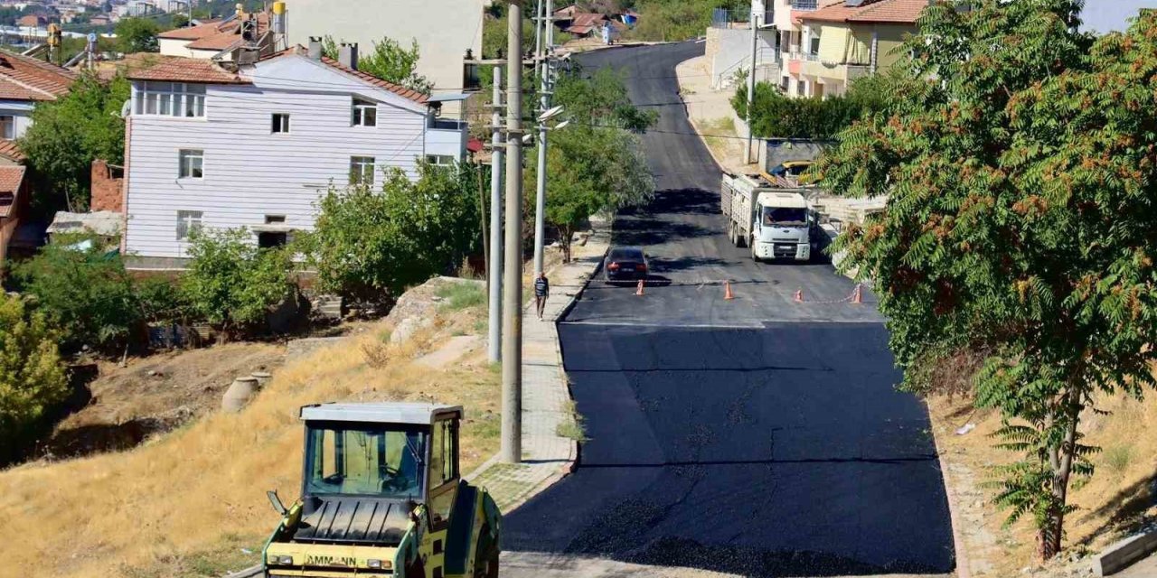 Elazığ’da yol yenileme çalışmaları sürüyor